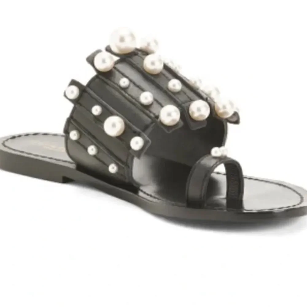 Torgeis Black Leather Flat Toe Ring Pearl Sandals 6.5